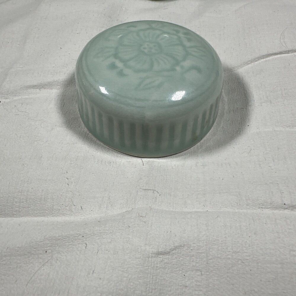 Vintage Chinese Celadon Green Porcelain Ginger Jar Lotus Motifs With Lid - Picture 15 of 16